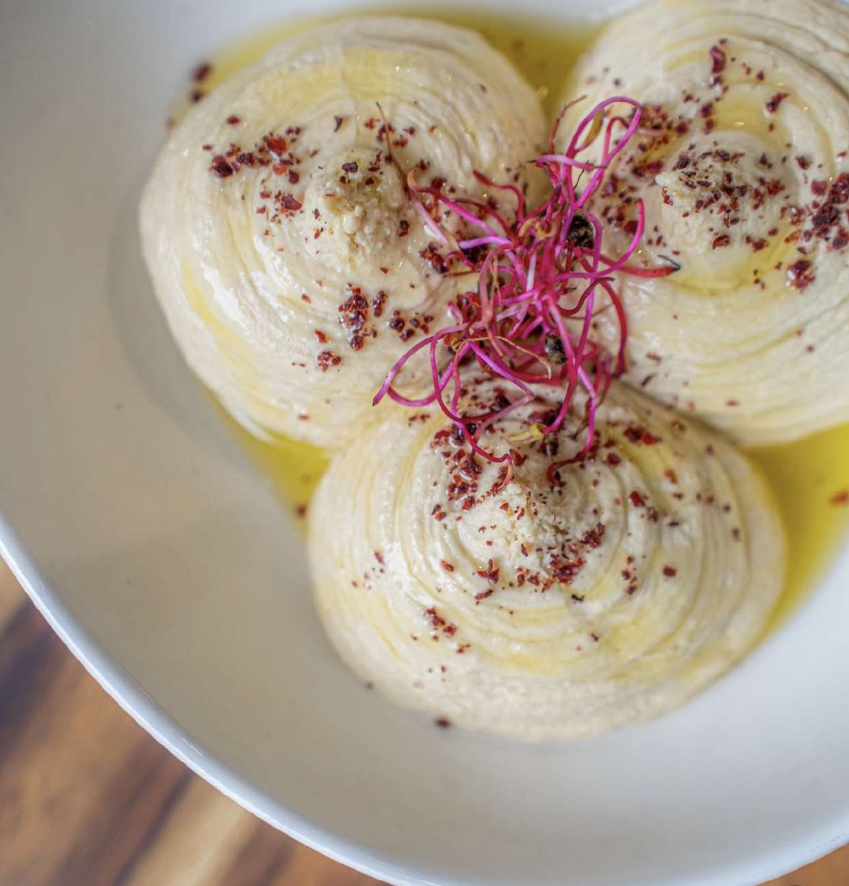 Houmous maison, l'un des mezzés du brunch