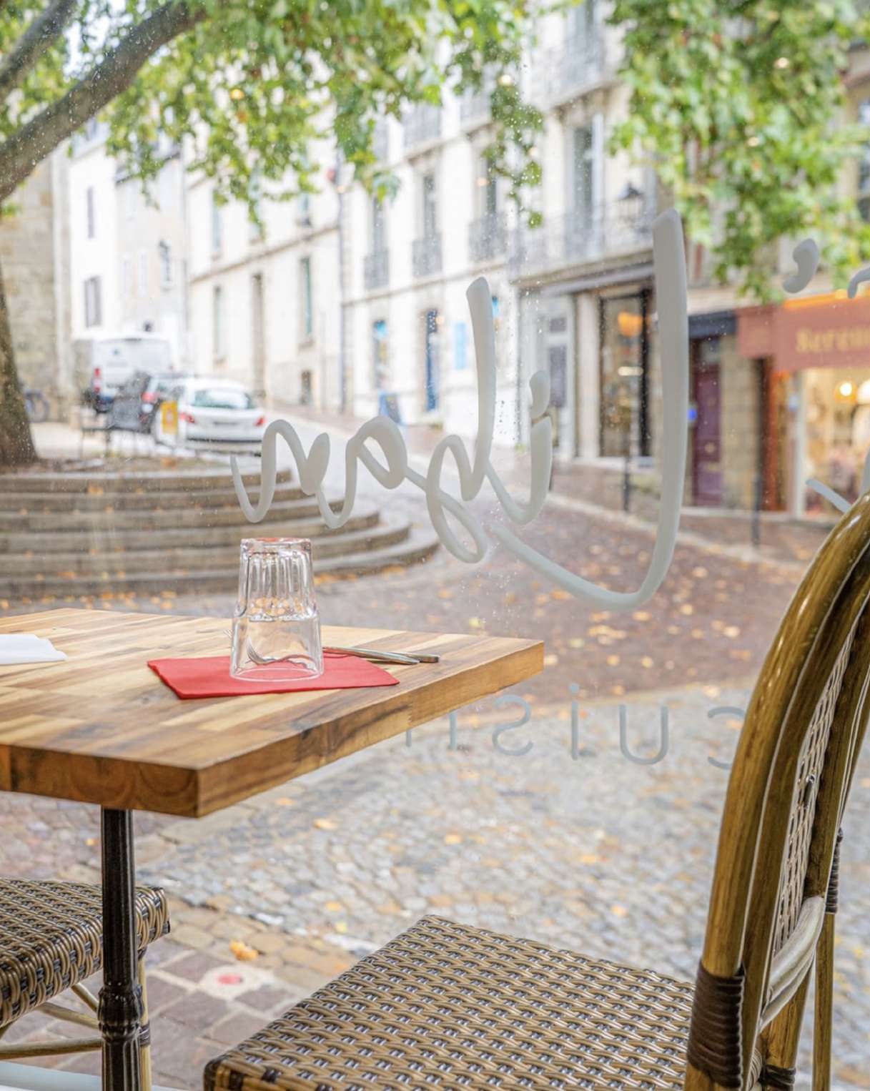 Une table de la verrière, face à la place et à l'église Saint-Pierre